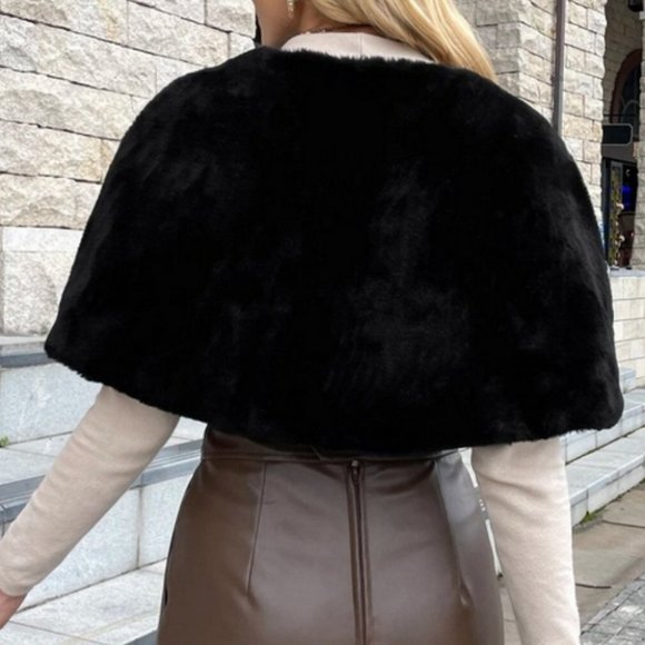 chic elegant black faux fur buttoned shoulder cape - Picture 5 of 6